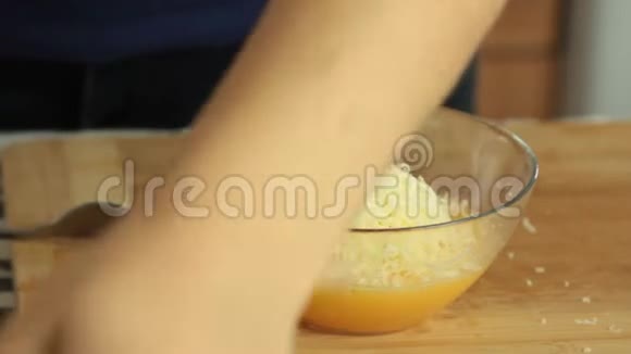 烹调和准备蛋奶饼收据视频的预览图
