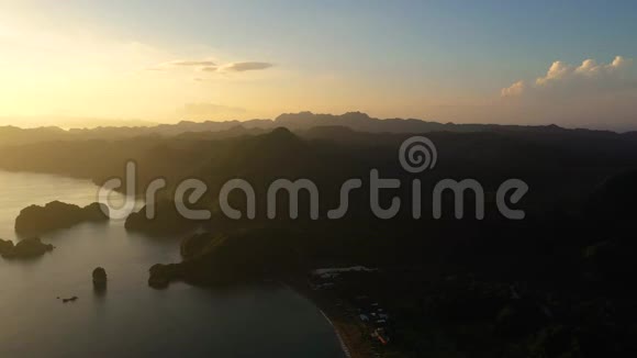 海景早上在岛上从热带岛屿上空升起视频的预览图