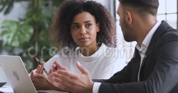 非洲财务顾问咨询白种人男性客户解释合同福利视频的预览图