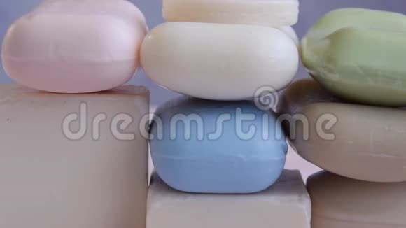 不同的手工棒在粉红色背景上肥皂卫生用品视频的预览图