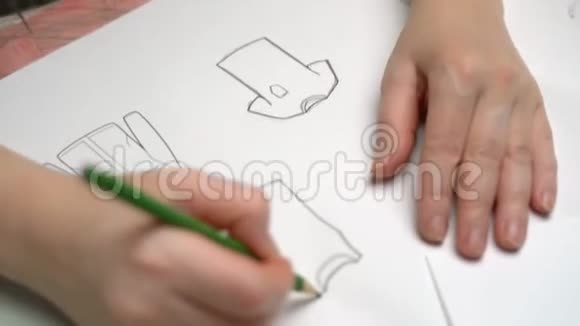 女设计师用纸画衣服草图视频的预览图