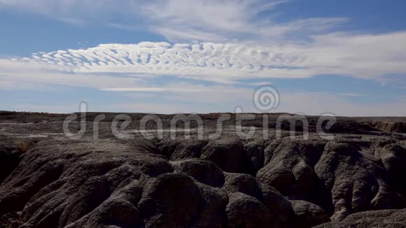 新墨西哥州沙漠上空各种形状的白云美国新墨西哥州石勒帕荒野研究区视频的预览图