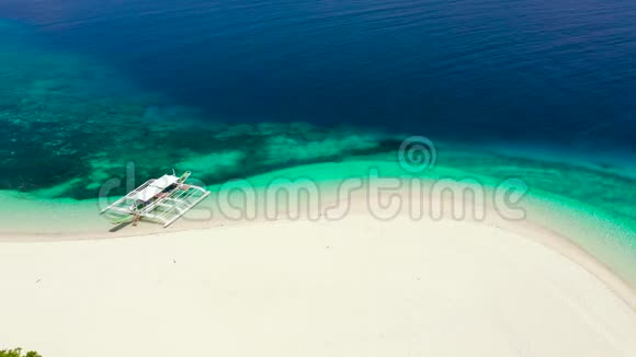 热带沙滩白沙顶景离海岸的旅游船宁静海滩的场景视频的预览图