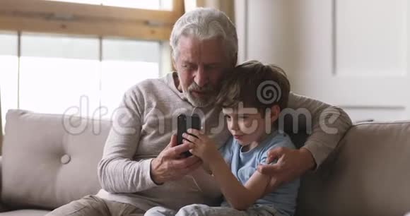 有趣的老爷爷和孙子视频通话智能手机视频的预览图