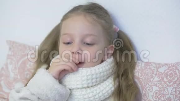 生病的小女孩咳嗽照顾孩子感冒和病毒性疾病视频的预览图