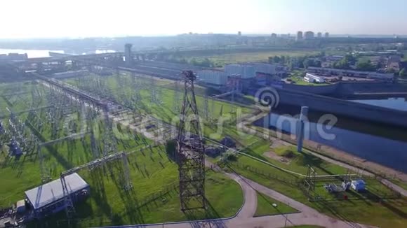 高压电力铁塔电力变电站水电站配电空中飞行视频的预览图