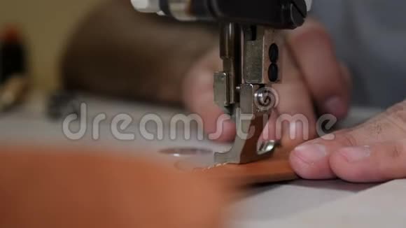 男皮师傅在机器上缝制坯料在皮革车间人用缝纫机缝制真皮视频的预览图