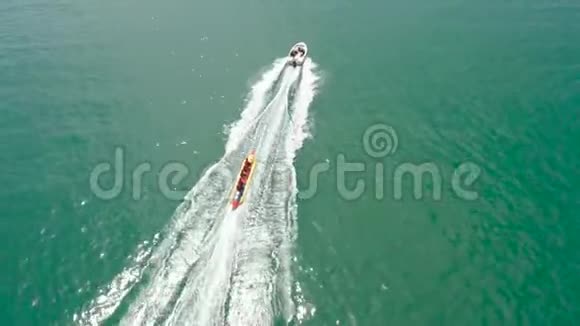 人们乘坐充气水艇菲律宾视频的预览图