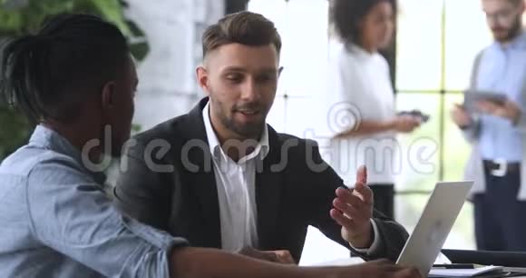 自信的男性保险经纪人经理咨询非洲客户报价视频的预览图