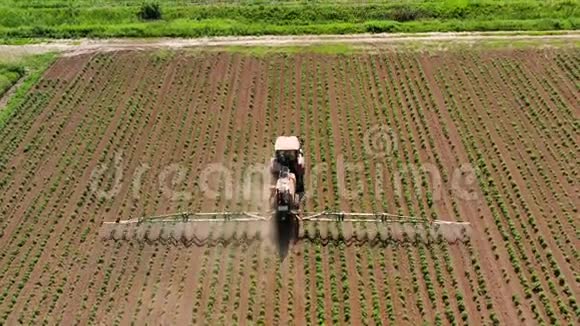拖拉机在菜地喷洒农药视频的预览图