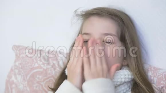 一个感冒的少女躺在床上打喷嚏视频的预览图