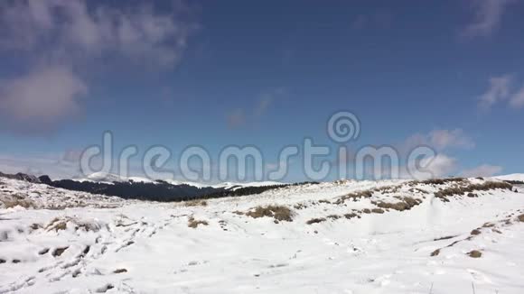 徒步旅行者背着背包走在山岭上覆盖着深深的雪视频的预览图