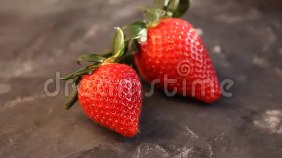 味道浓郁的大草莓在深色背景下味道不错视频的预览图