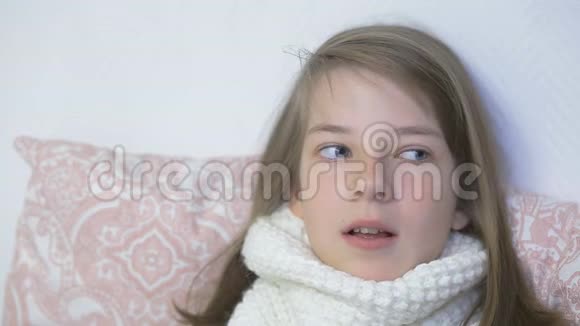 一个生病的十几岁的女孩被喷在嘴里用喉咙喷雾剂治疗咳嗽儿童保育感冒和病毒性疾病视频的预览图