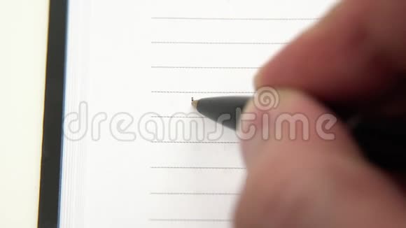 日记中的人手写秘密反思过去用钢笔写日记视频的预览图