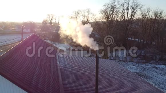 冬天炉子里的烟雾造成空气污染村子里的房子视频的预览图