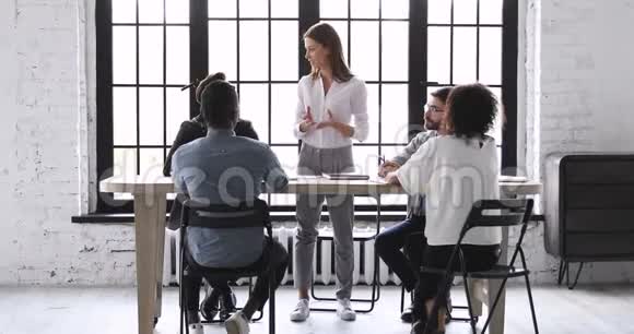 女企业家公司经理领导董事会会议会场视频的预览图
