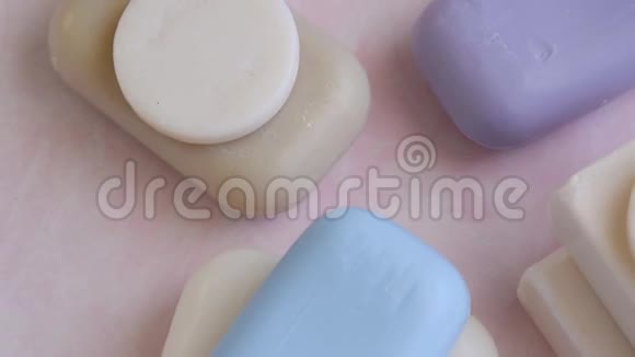 不同的手工棒在粉红色背景上肥皂卫生用品视频的预览图