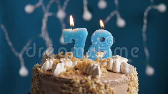 生日蛋糕蓝色背景上有78根蜡烛蜡烛吹灭了慢动作和特写视频的预览图
