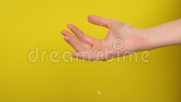 手抓着黄色背景上的燕麦片视频的预览图