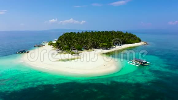 热带岛屿上有一个珊瑚礁俯视图菲律宾Digyo岛视频的预览图