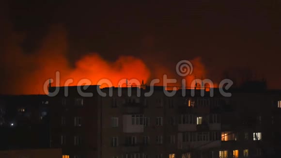 乌克兰夜火城中映衬着一座房子的轮廓火灾和火灾视频的预览图