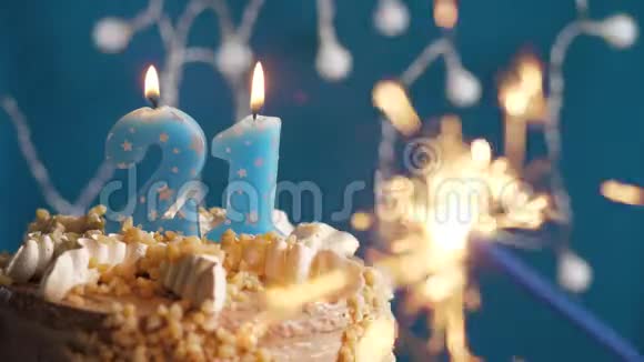 生日蛋糕21号蜡烛和闪闪发光的蓝色背景慢速运动和特写镜头视频的预览图