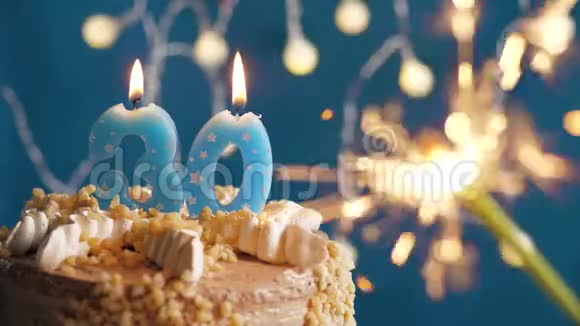 生日蛋糕30号蜡烛和闪闪发光的蓝色背景慢速运动和特写镜头视频的预览图