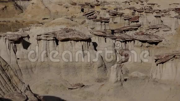 新墨西哥州荒野研究区AhslepahWash的岩层视频的预览图