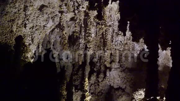 溶洞中的钟乳石和钟乳石视频的预览图