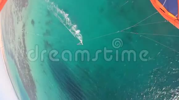 埃及4k海海上一座大型石油钻井平台附近一名男子赤鸢冲浪的空中镜头视频的预览图
