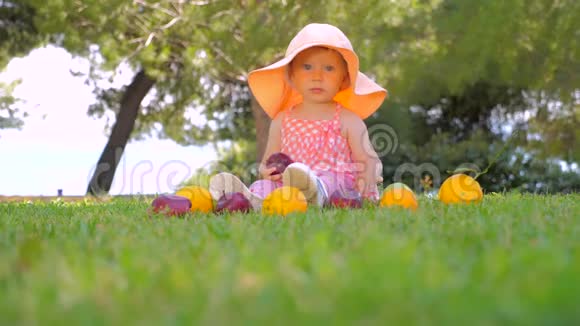 幼儿园背景健康开朗的孩子在户外玩耍漂亮的女孩在院子里玩水果视频的预览图