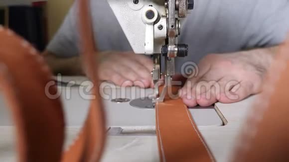 工艺皮革车间及制造特写主缝纫片的皮革缝合带和缝线标记视频的预览图