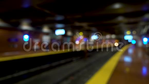 从地铁站出发的地铁列车视频是故意和最初拍摄的焦点视频的预览图