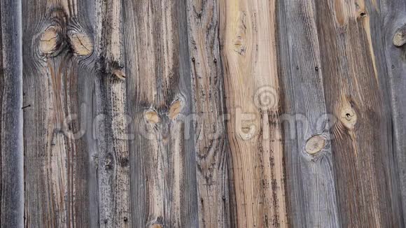 木制背景旧的谷仓木板每年在腐烂的木头上挂环视频的预览图