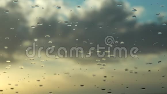 雨中水滴落在汽车的挡风玻璃上视频的预览图