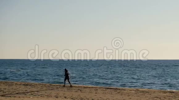 健身男子在野生海岸跑步健康生活方式训练4k运动意大利视频的预览图