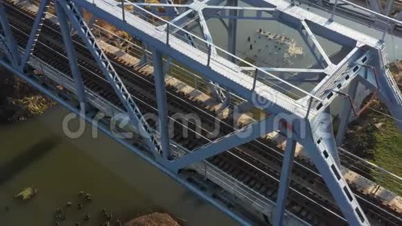 无人驾驶飞机在铁路金属桥上的鸟瞰图视频的预览图