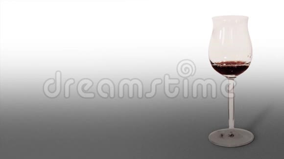 杯中满是白色背景的红酒视频的预览图