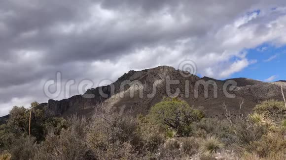 尤卡斯和仙人掌背景下的山脉与雷云新墨西哥视频的预览图