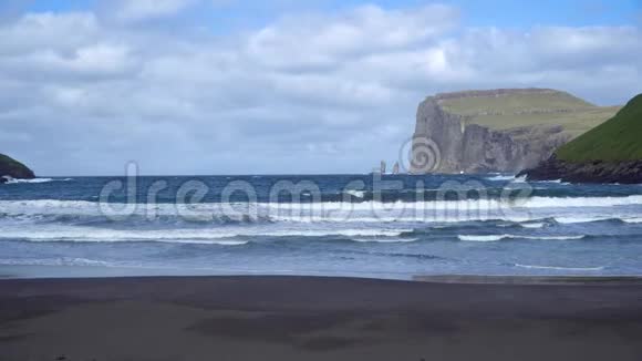 从Tjornuvik湾看到的位于法罗群岛丹麦欧洲斯特雷莫伊的Risin和Kellingin岩石视频的预览图