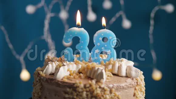 生日蛋糕蓝色背景上有38个数字蜡烛蜡烛吹灭了慢动作和特写视频的预览图