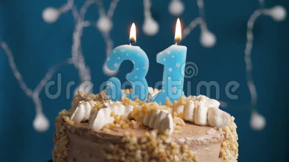 生日蛋糕有31号蜡烛在蓝色的背景上蜡烛吹灭了慢动作和特写视频的预览图