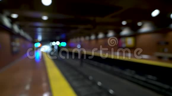 从地铁站出发的地铁列车视频是故意和最初拍摄的焦点视频的预览图