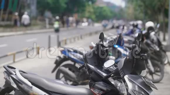 关闭印尼自行车停靠站印尼轻便摩托车正站在巴厘岛的停车区典型的巴厘人视频的预览图