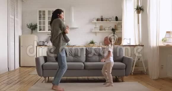 有趣的小女儿模仿妈妈一起在厨房跳舞视频的预览图
