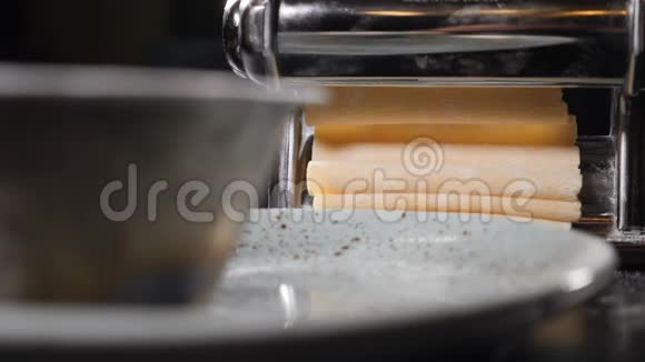 传统的意大利自制面食正在机器上切割面食擀面团新鲜意大利面视频的预览图