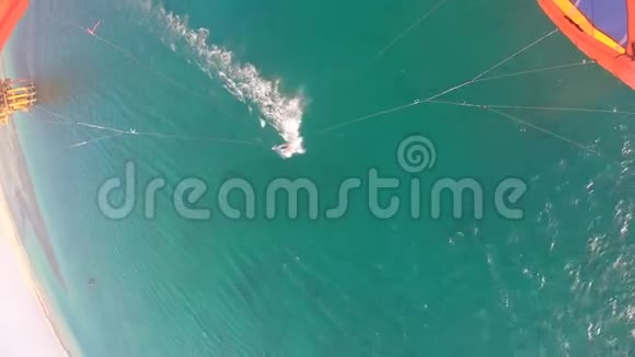 从风筝上看到一个人在风筝上冲浪转弯海水中的蓝色4K视频的预览图