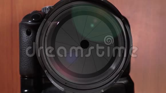 摄影镜头的光圈打开视频的预览图