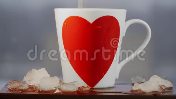 一杯热茶情人节爱会融化冰一副红心的照片模糊的背景雪冬天视频的预览图